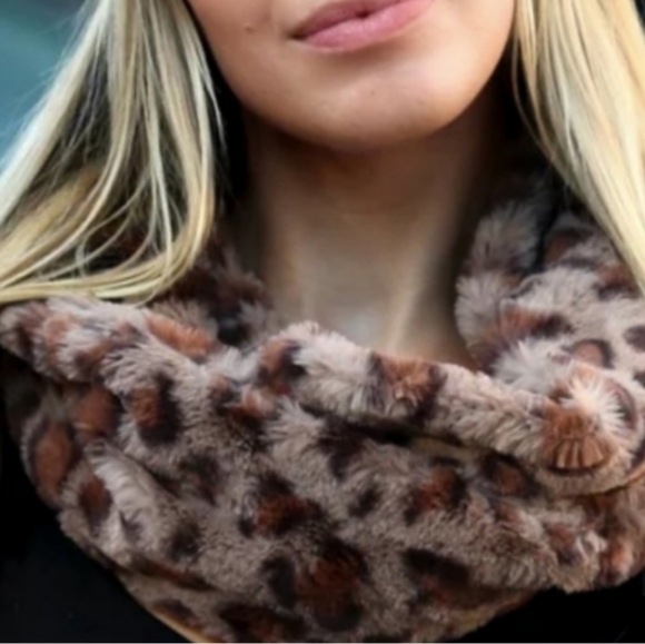New! Plush Cheetah Print Fuzzy Leopard Infinity Scarf - Picture 3 of 4
